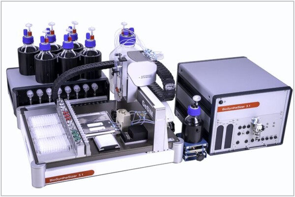 Der GeSiM BiSyntheSizer mit dem Waschdeck für Slides (Mitte), Well-Platten für Aminosäuren (Links) sowie der Spritzeneinheit mit den Reservoir-Flaschen (oben). Eine sogenannte „F-Box“ umfaßt den Steuercomputer, die Druckregulierung und mehr.