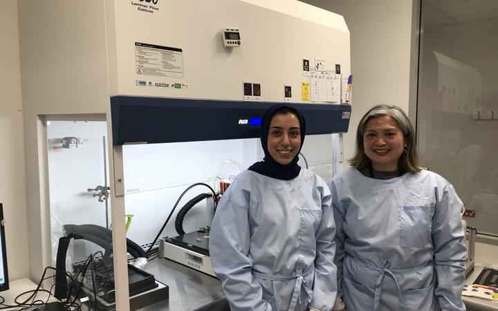 Mina Rajabi und Dr. Jaydee Cabral vor ihrem GeSiM Biodrucker (Foto: RNZ / Claire Concannon)